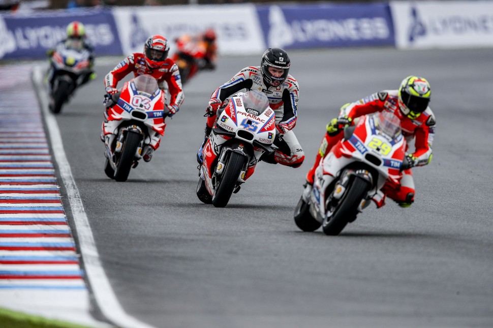 Четыре, Карл! Четыре мотоцикла Ducati возглавляли Гран-При Чехии в первой половине гонки. Никто не доехал до подиума. Четыре, Карл! Четыре мотоцикла Ducati возглавляли Гран-При Чехии в первой половине гонки. Никто не доехал до подиума.